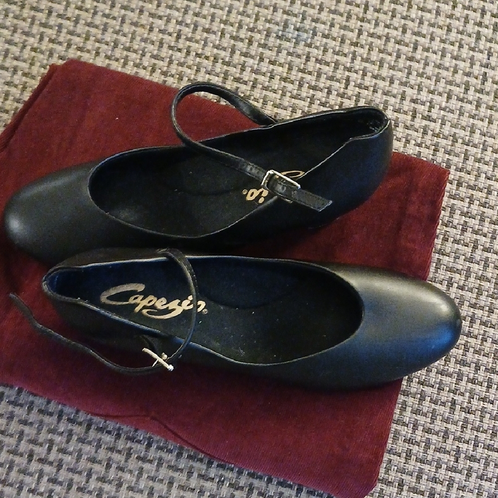 Capezio Elegant Black Jr. Footlight Character SHOE